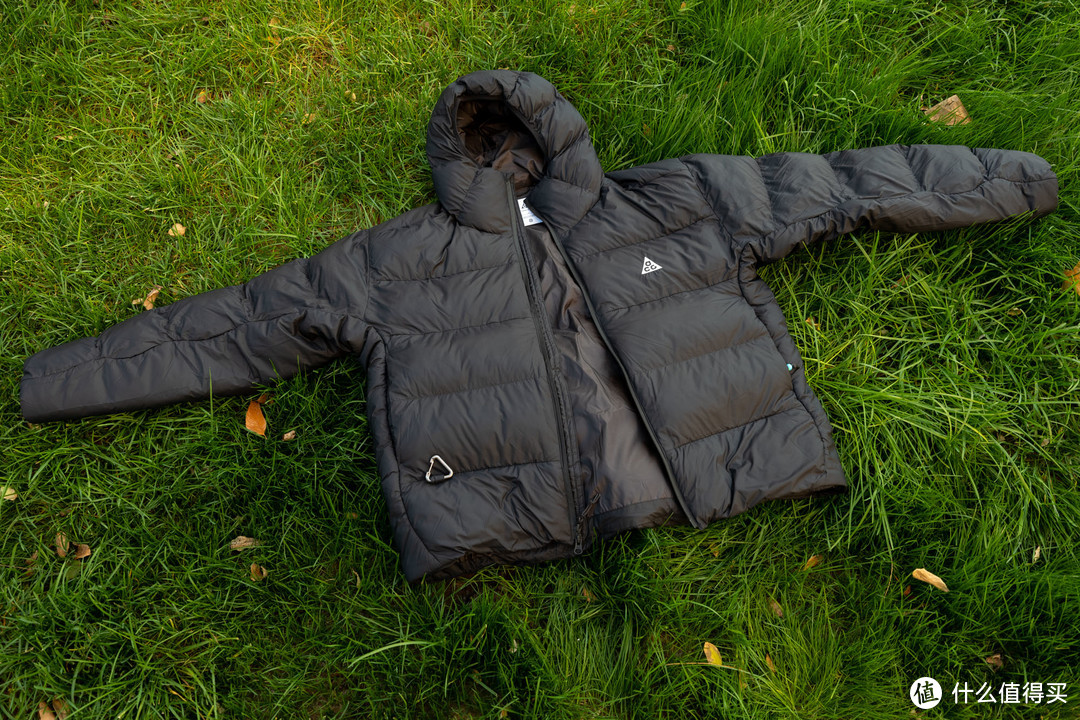 冬日出行,温暖随行:Nike ACG Lunar Lake Puffer PrimaLoft® Therma-FIT ADV 连帽夹克守护通勤之路