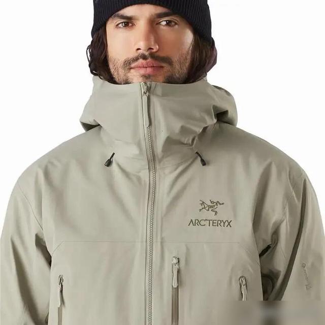 冲锋衣还是羽绒服?详解户外运动装备最佳选择