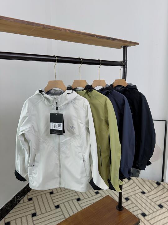 全面解析硬壳冲锋衣与软壳冲锋衣的差异及选择策略