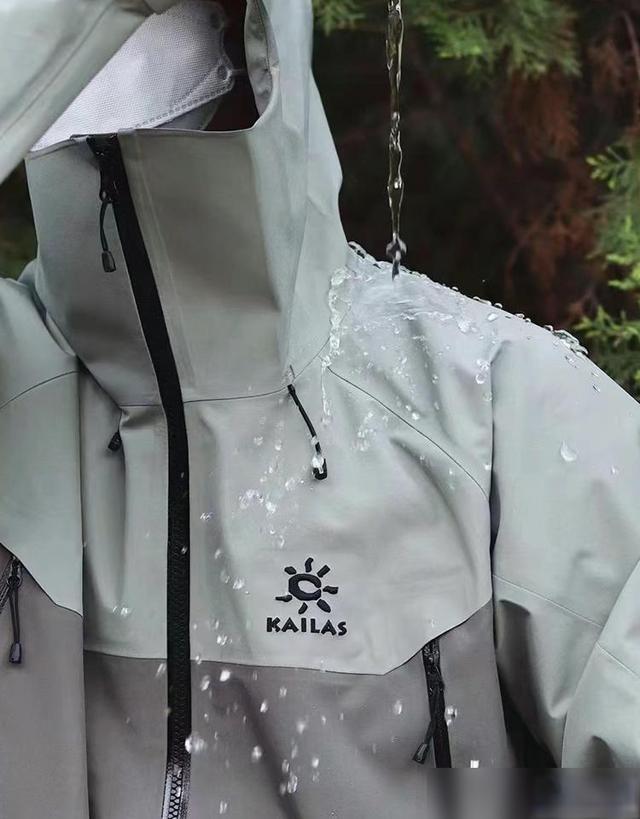 全面解析硬壳冲锋衣与软壳冲锋衣的差异及选择策略