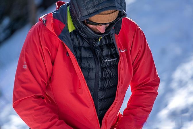 如何选择最适合的户外冲锋衣：从防水透气性能到细节设计全面解析